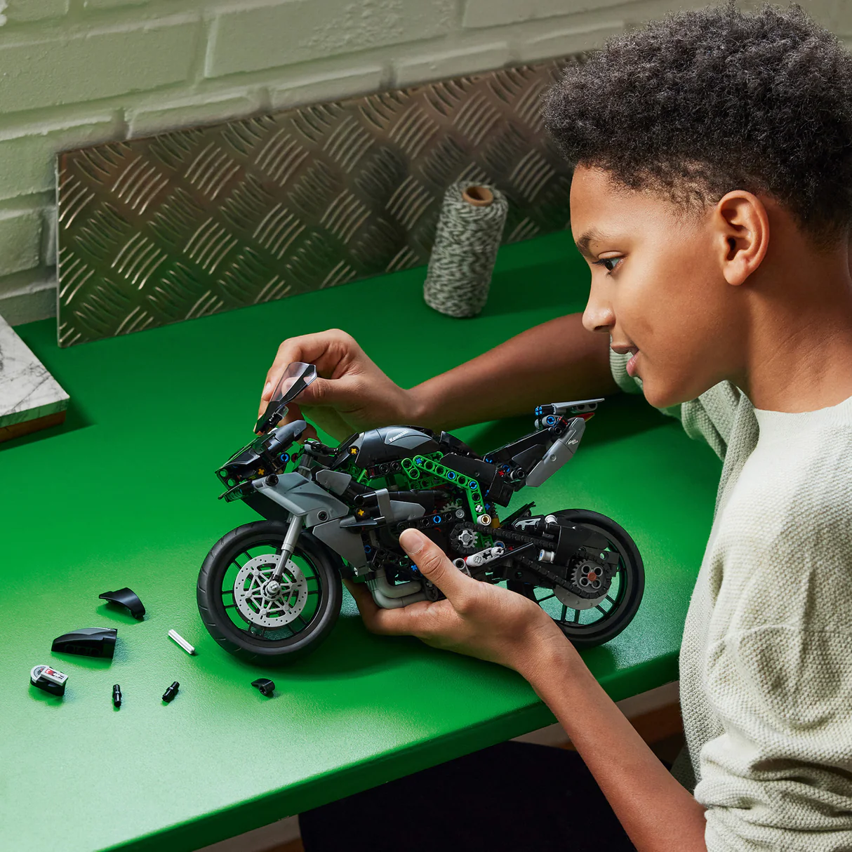 LEGO Technic Kawasaki Ninja H2R Motorcycle 42170 15 LEGO Technic Kawasaki Ninja H2R Motorcycle 42170
